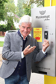 Frederic Meisner stelte bei der netto Filiale München Bodenseestraße den  "Maskomat"  vor(©Foto: Martin Schmitz)